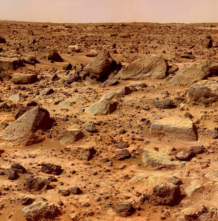 Het droge rotsachtige en zandoranje oppervlak van Mars