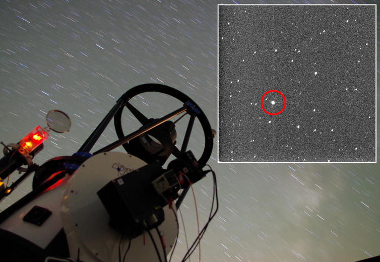 telescoop gericht op sterrenhemel, en inzet afbeelding van verre melkweg