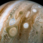Jupiter missie onthult de diepte en structuur van de krimpende