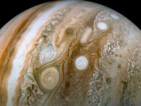 Jupiter missie onthult de diepte en structuur van de krimpende