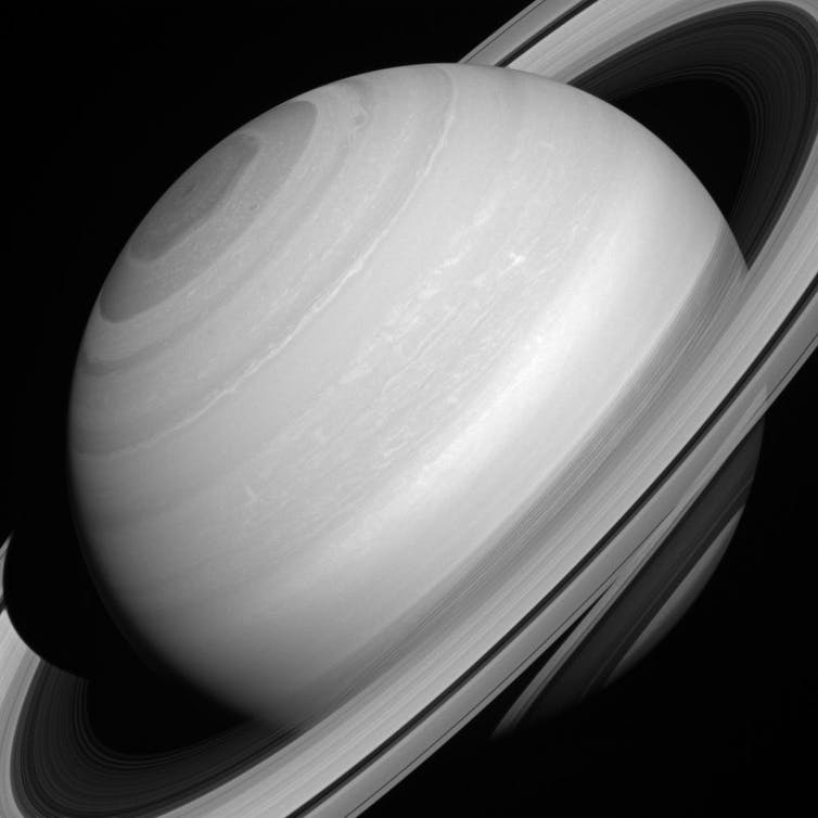 Zwart-witfoto van planeet met ringen