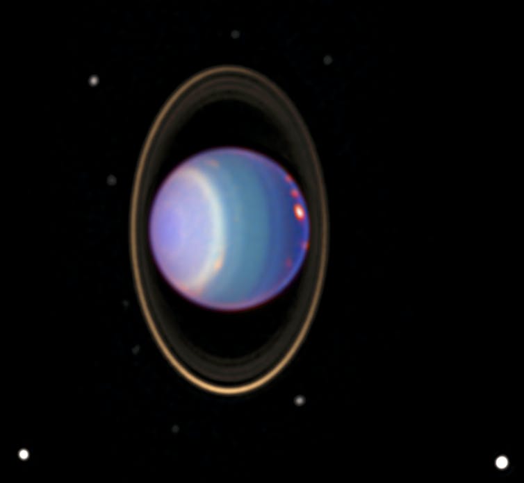 Afbeelding met blauwe en paarse planeet met ringen