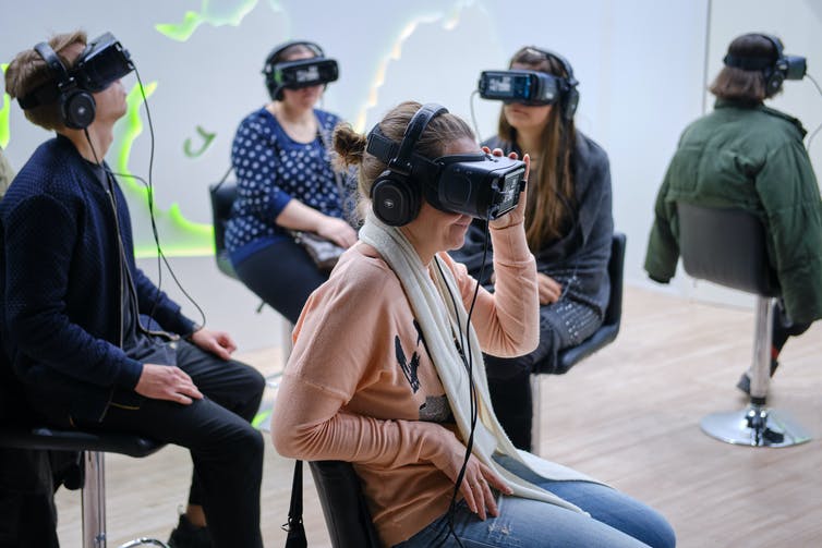 Mensen in een kamer met VR-headsets.