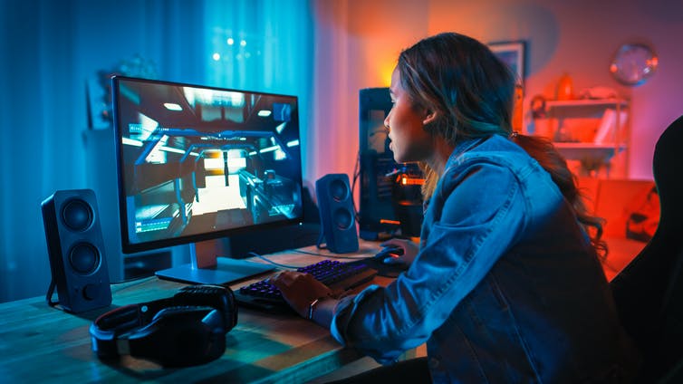 Een jonge vrouw speelt een computerspel.