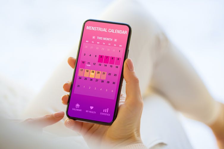 Telefoonscherm met geopende menstruatie tracker app.