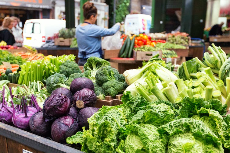 Verse groenten in kratten op een boerenmarkt, Londen, UK