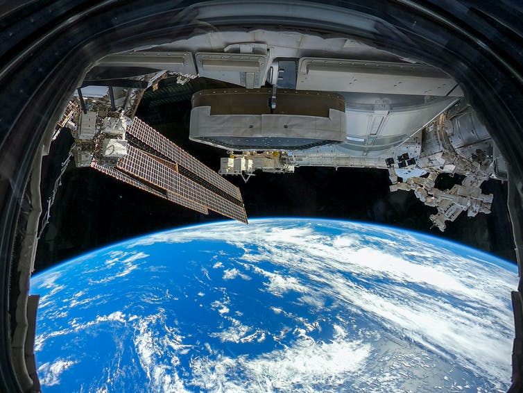 Beeld van het ISS dat neerkijkt op de Stille Zuidzee.