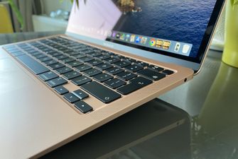 MacBook Air 2020 review - side