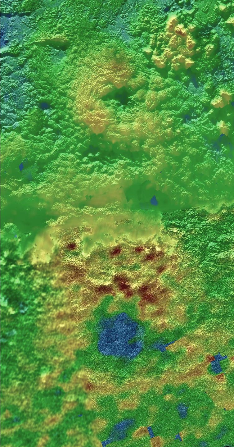 Hoogtekaart met de ringvormige Wright Mons in de noordelijke helft en de nog grotere Piccard Mons in de zuidelijke helft.