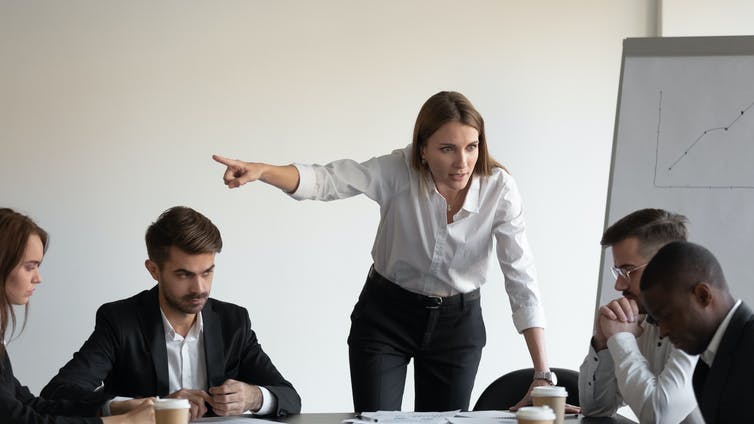 Vrouwelijke baas manager schreeuwt ontslaan van verdrietige gestreste mannelijke werknemer.