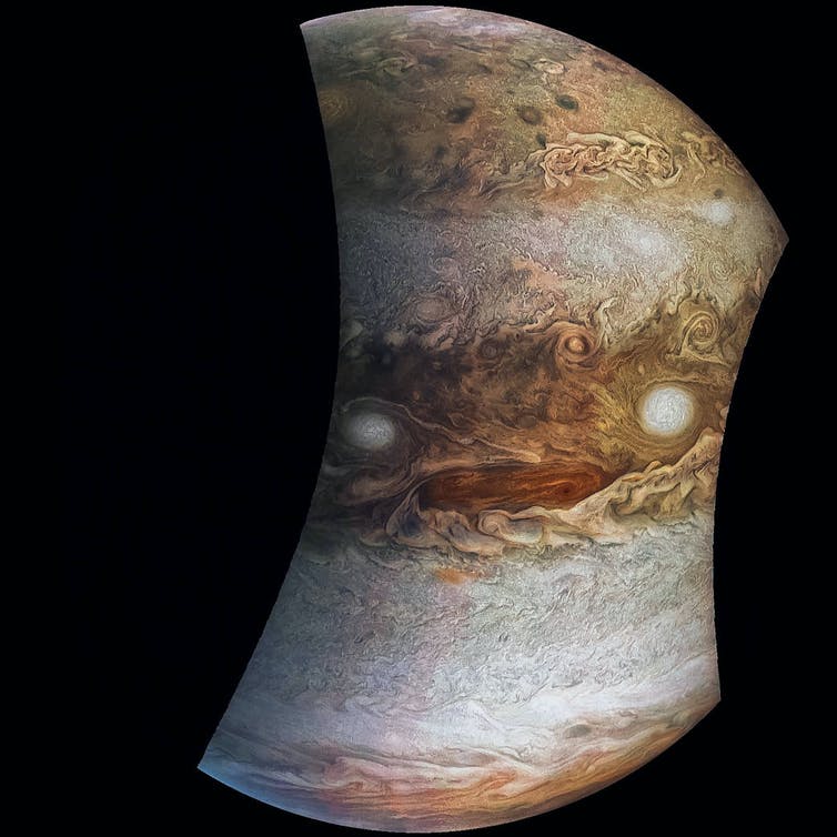 Beeld van een deel van Jupiter, waar de wolken eruit zien als een boos gezicht.