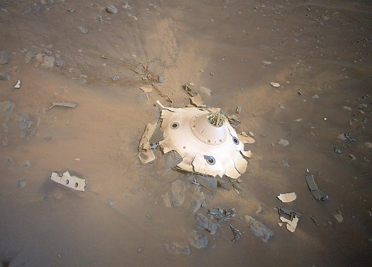 Beeld van wrakstukken, opzettelijk neergestort op Mars, van bovenaf gezien.