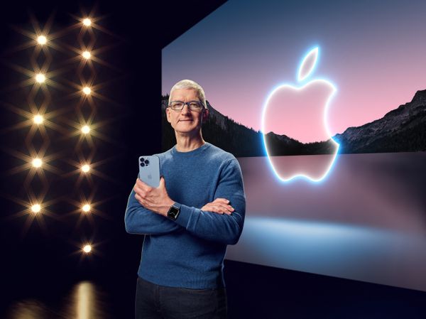 Apple CEO Tim Cook met de iPhone 13 Pro
