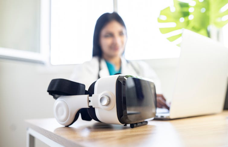 Een VR-headset zit op een bureau voor een arts.