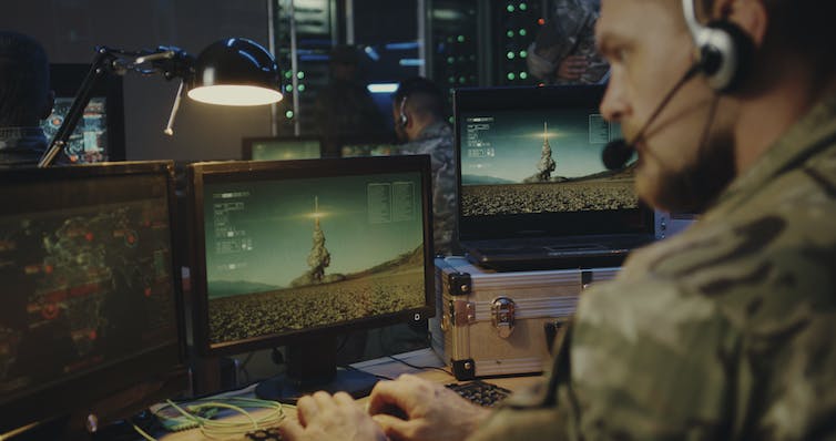 Een soldaat op een computer