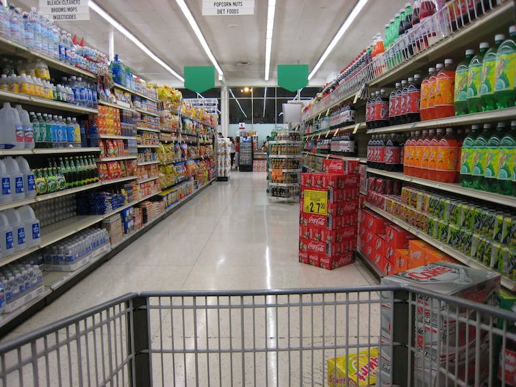 Afbeelding van een supermarkt gangpad.