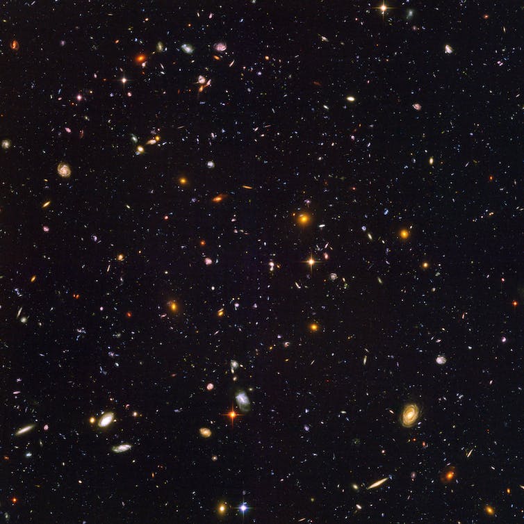 Een beeld van de nachtelijke hemel met bijna 10.000 sterrenstelsels. De sterrenstelsels zijn van verschillende vormen en kleuren.