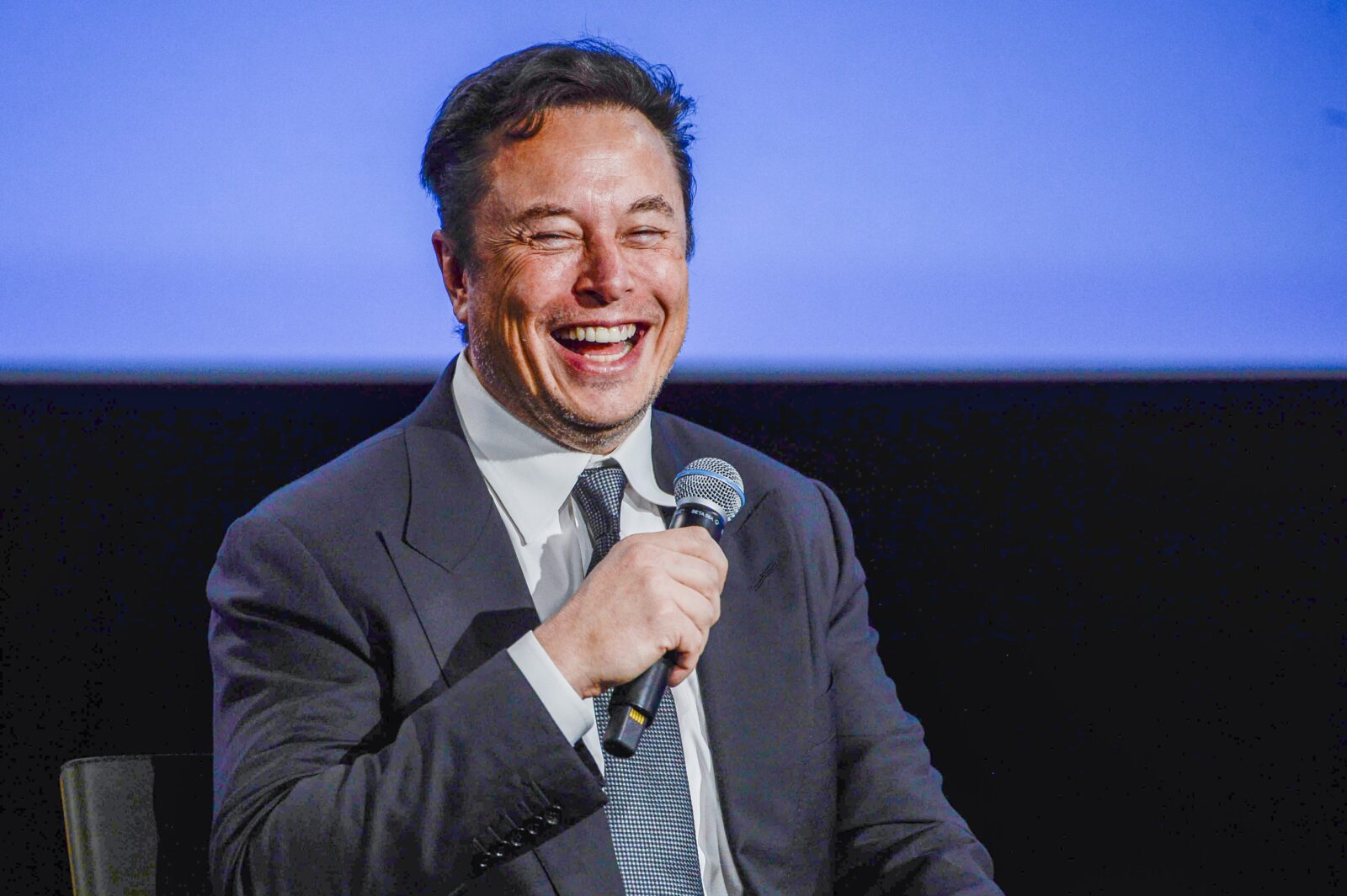 Elon Musk dreigt met zware concurrentie iPhone en Android smartphones