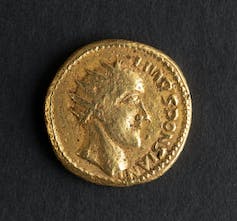 Gouden munt met profiel van mannenhoofd met kroon.