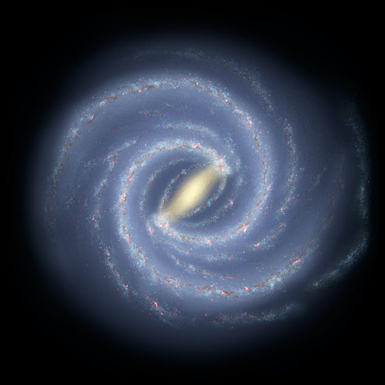 Een artistieke impressie van het Melkwegstelsel, van buitenaf gezien. Het sterrenstelsel heeft een heldere centrale kern en spiraalvormige armen die vanuit het centrum naar buiten kronkelen. De algemene vorm lijkt op een spinnenwiel