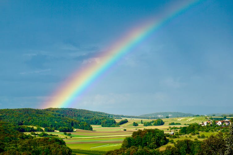 Landschapsfoto met regenboog