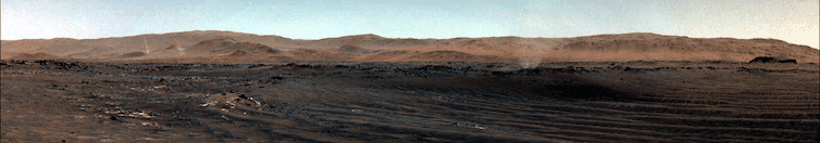 Roodachtig en bruin woestijnlandschap waaruit verschillende stofpluimen opstijgen.