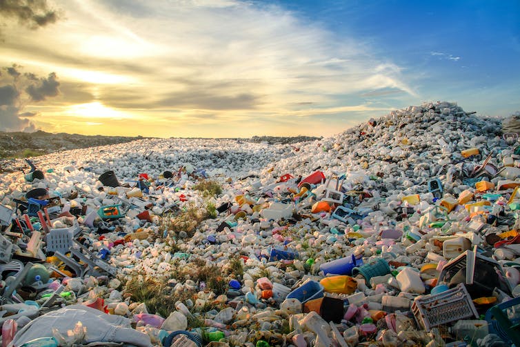Plastic flessen en andere soorten plastic afval op de vuilnisbelt van Thilafushi