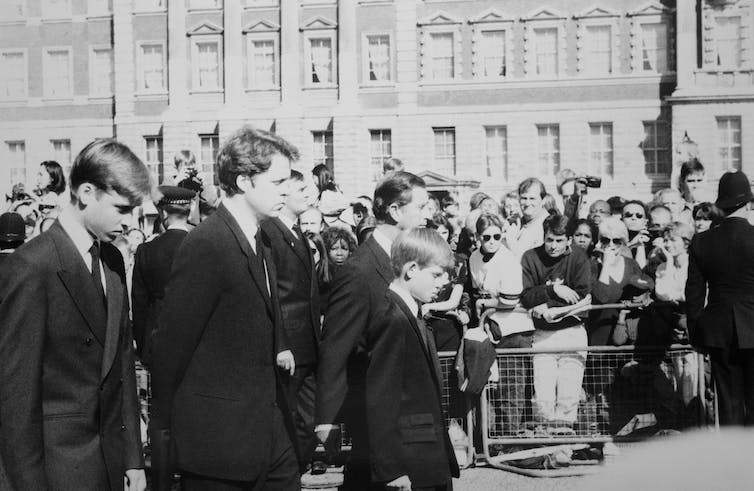 De begrafenis van Diana, Prinses van Wales in zwart-wit.