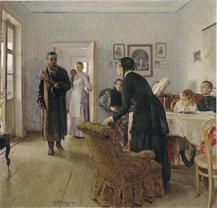 Een bediende toont een man in een salon waar een oudere vrouw opstaat uit haar leunstoel en kinderen aan een tafel zitten.