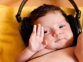 Waarom vrolijke in plaats van droevige muziek pasgeborenen kalmeert