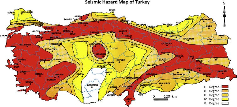 Een kaart van Turkije met intense kleuren waar het aardbevingsgevaar het grootst is. De Oost-Anatolische breuk (waar de aardbeving van 6 februari 2023 plaatsvond), de Noord-Anatolische breuk en de westkust zijn allemaal correct weergegeven als zeer gevaarlijk.