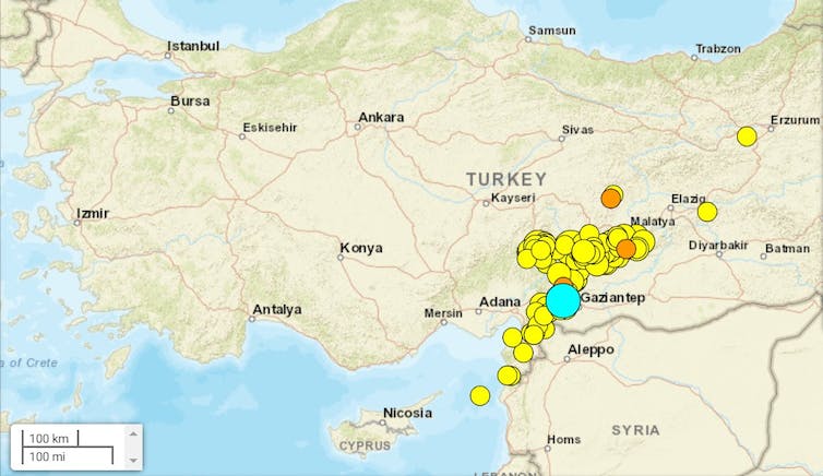 Epicentra van bevingen duidelijk uitgelijnd langs de Oost-Anatolische breuk die noordoostelijk loopt van de kust bij de Turks-Syrische grens/