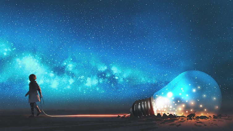 jongen trekt reusachtige gloeilamp half begraven in de grond tegen nachtelijke hemel met sterren en ruimtestof