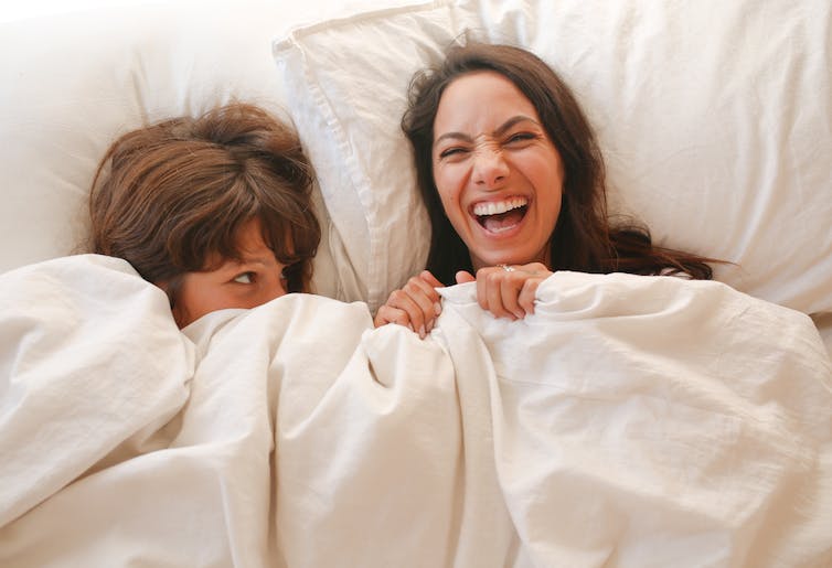Twee vrouwen samen in bed.