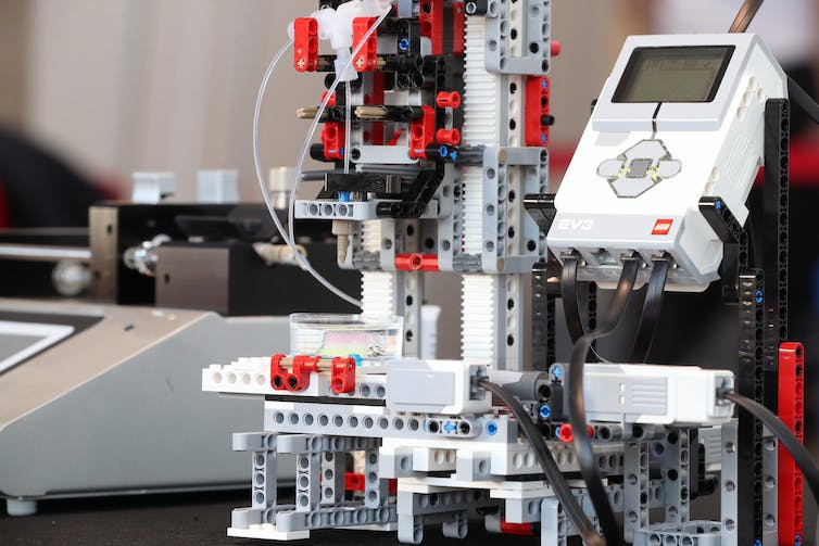 Een machine gemaakt van Lego in verschillende maten en kleuren.