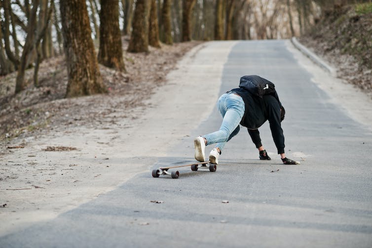 Mislukt vallen van een skateboard.