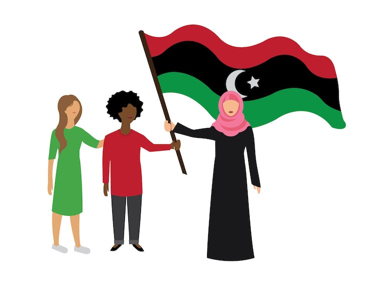 Een afbeelding van een Arabische vrouw die een Libische vlag vasthoudt met twee jongeren.