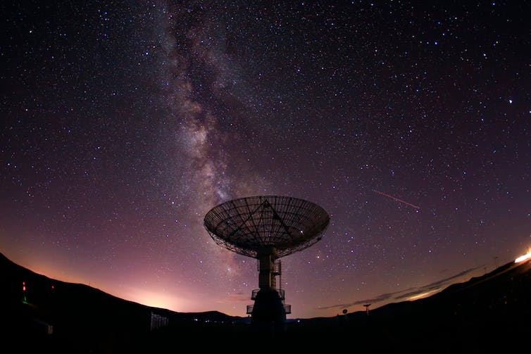 Radiotelescoop onder de Melkweg.