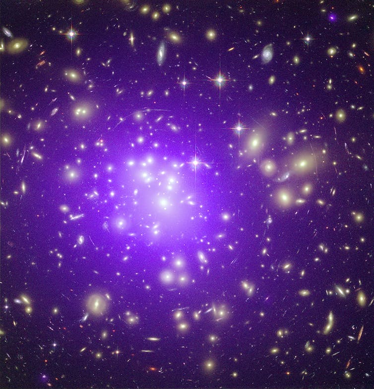 Gravitationele lensing in de melkwegcluster Abell 1689.