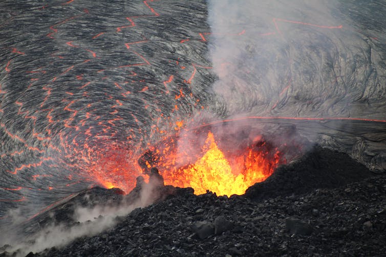 Uitbarsting op de westelijke opening in de Halema'uma'u krater, op de top van Kīlauea.