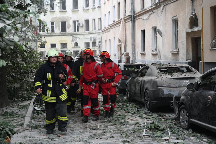 Reddingswerkers werken in de nasleep van een Russische raketaanval in Lviv, juli 2023.