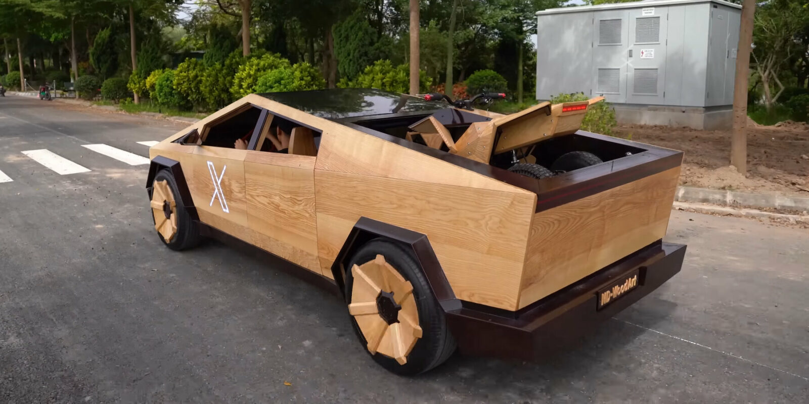 Elektrische auto van hout deze Tesla Cybertruck is een monsterhit