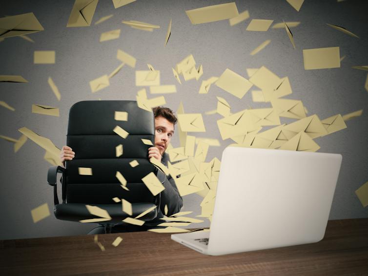 E-mails lijken uit laptop te exploderen als man zich achter bureaustoel verstopt