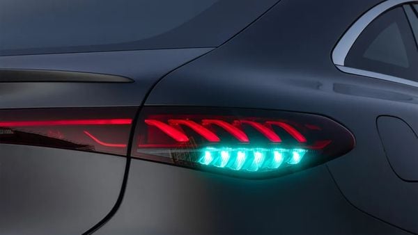 Het turquoise licht van een zelfrijdende elektrische auto