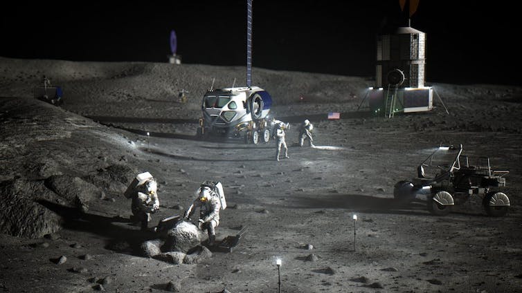 Astronauten bestuderen het maanoppervlak met verschillende voertuigen op de achtergrond
