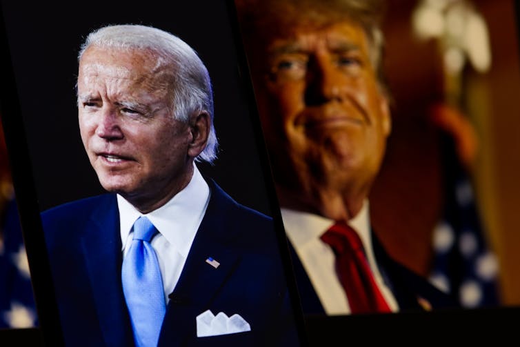 President Joe Biden op de voorgrond met Donald Trump op de achtergrond.